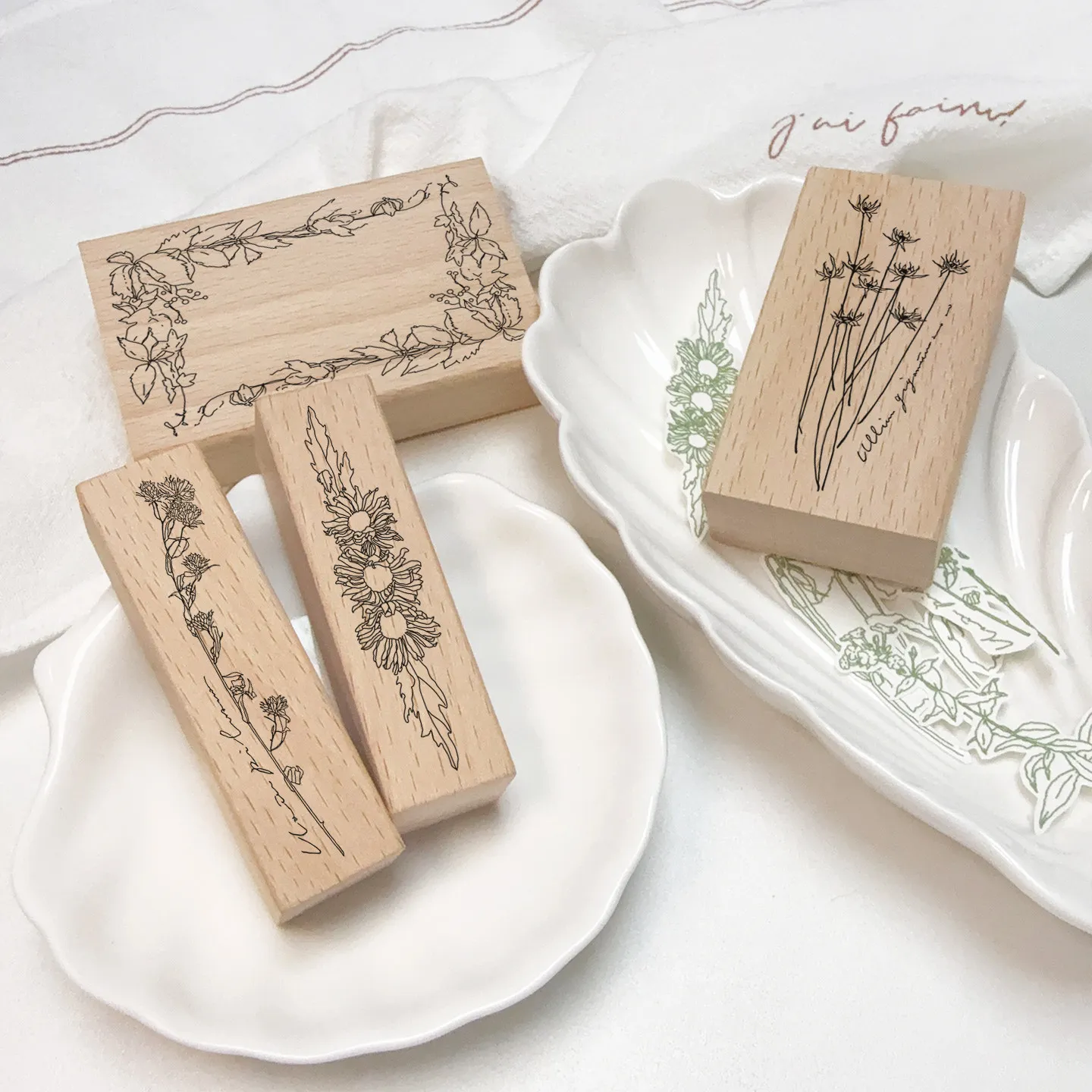 Französischer Vintage Holzstempel mit handgezeichnetem Blumenkranz und Schleifenrand für Journal, Scrapbooking, Dekoration und DIY-Bastelarbeiten – Detail 1