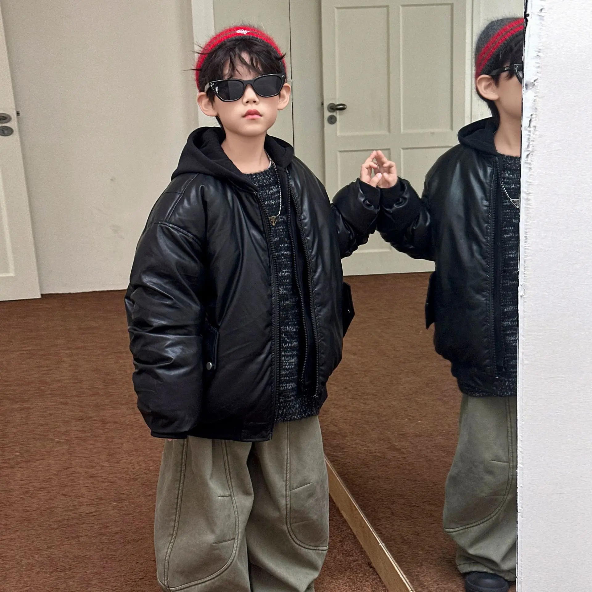 ملابس الأطفال الأولاد سترة مبطنة بالقطن الشتاء سميكة معطف جلد ناعم 2025 جديد الكورية نمط مقنعين سترة دافئة