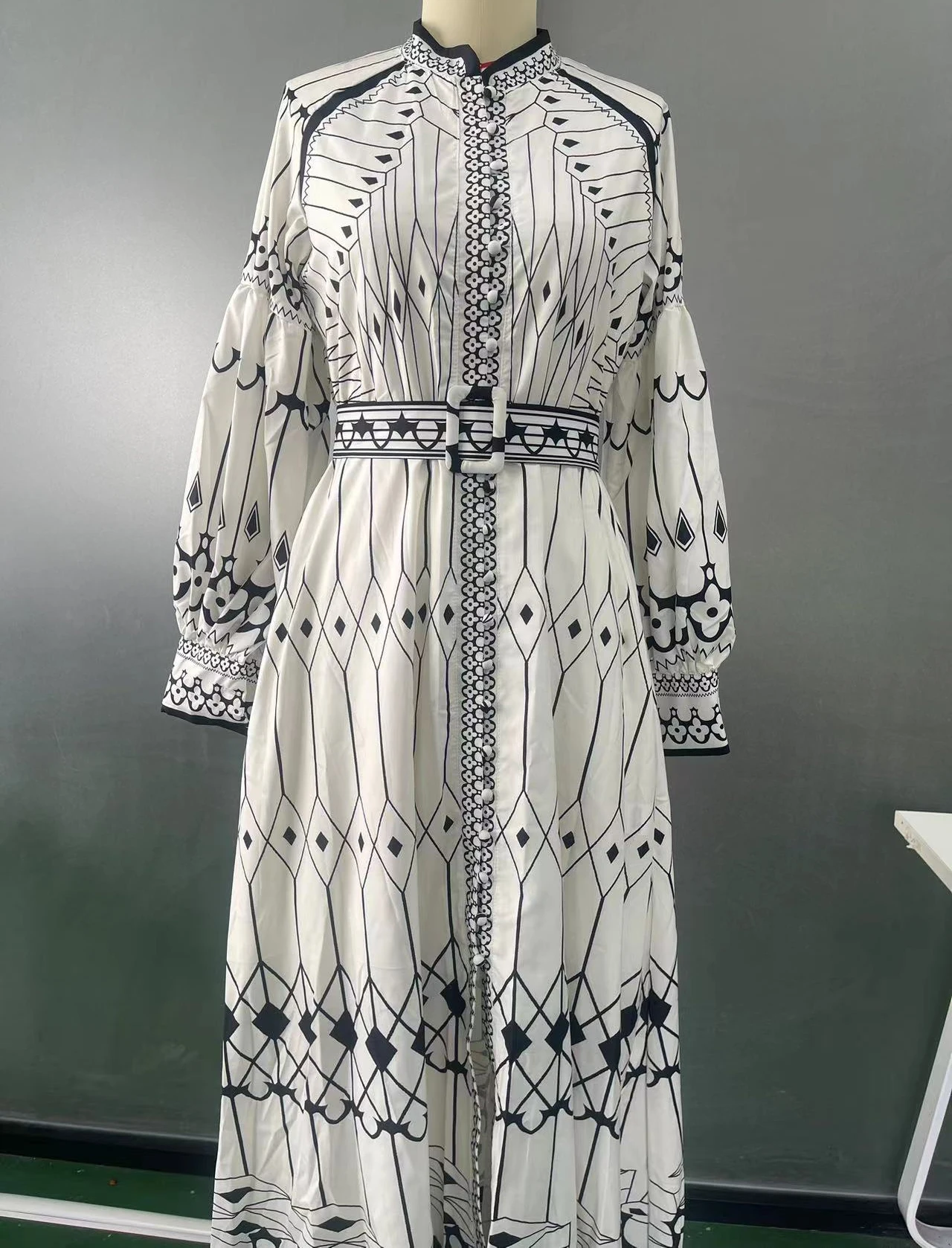 Elegancka damska długa sukienka w stylu retro ze stójką Wiosenny wzór z nadrukiem Sukienki imprezowe Maxi Jesienna sukienka Boho z długim rękawem