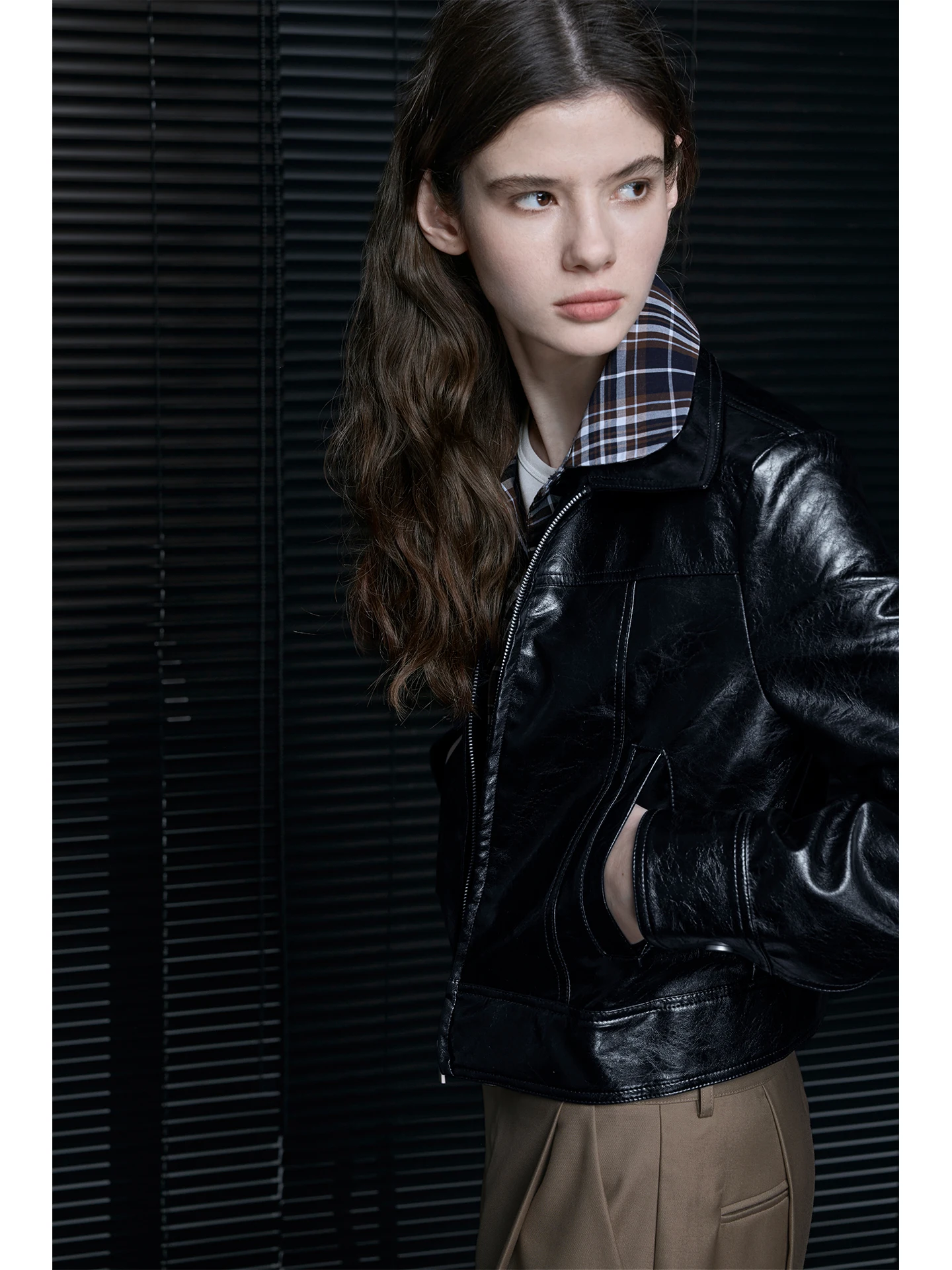 

Стильная черная кожаная куртка для женщин, модная уличная модель из ПУ-кожи, на молнии, стандартная длина рукавов, весна 2026