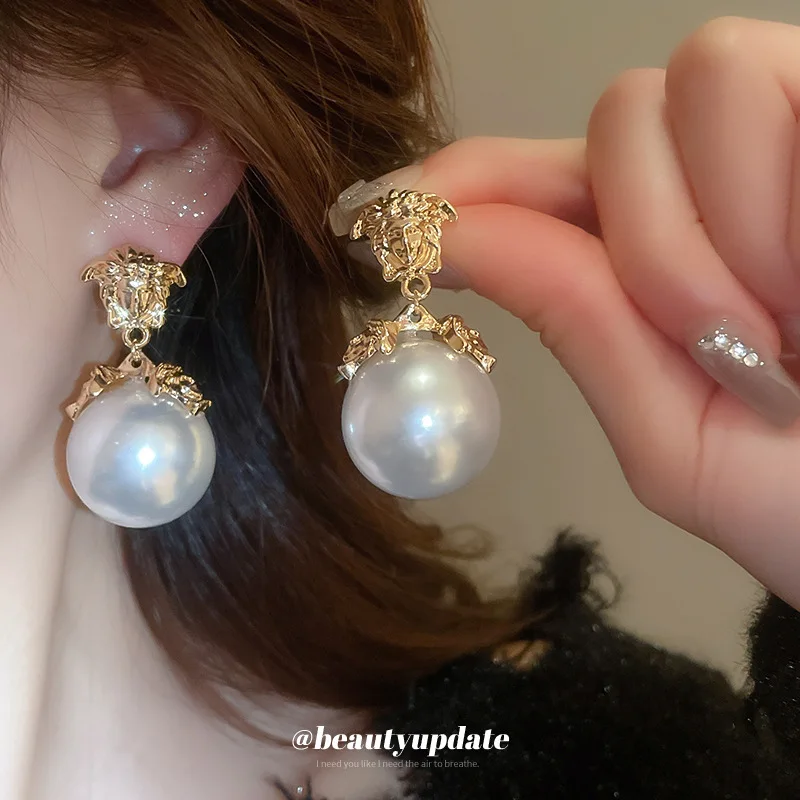 

Silver needle medieval vintage portrait pearl earrings for women niche earrings fashionable temperament earrings light luxury