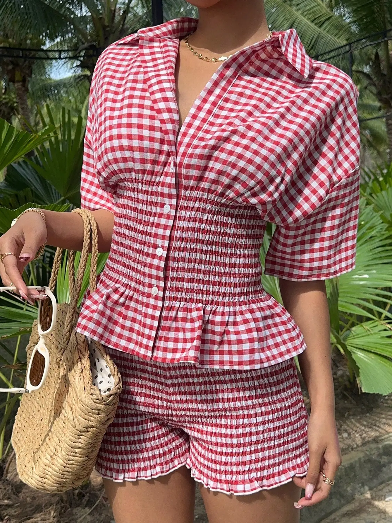 

Стильный повседневный комплект из двух предметов в клетку: блузка с эластичной талией и шорты в тон