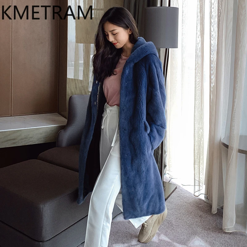 معطف فرو المنك لعام 100% سترة نسائية فاخرة باللون الأزرق الملكي سترة طويلة من الفرو الحقيقي مع غطاء محرك السيارة ملابس شتوية عالية الجودة سترات فروي 2025