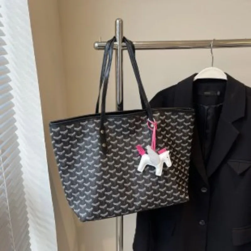 

Симпатичная функциональная прочная ретро новая модель в 2025 году. Практичная студенческая сумка через плечо. Креативная роскошная классика.