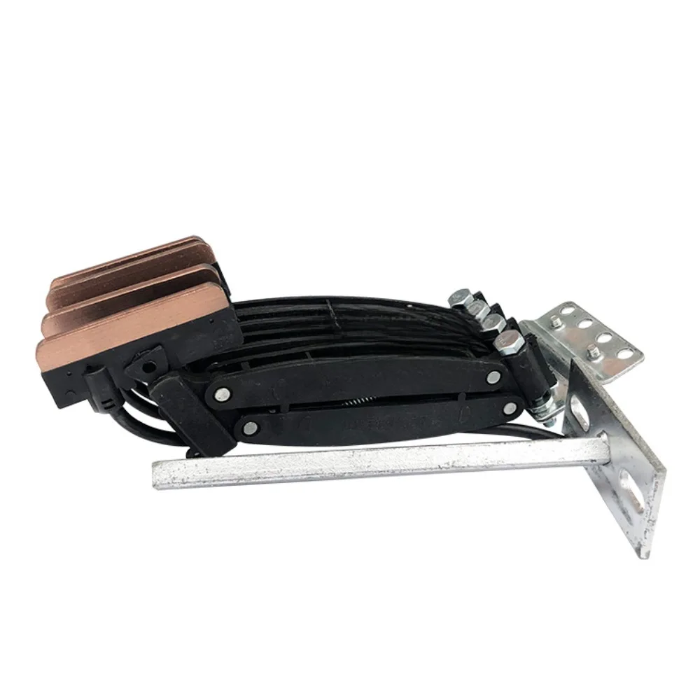 

Seamless busbar collector driving 3 pole receiving device