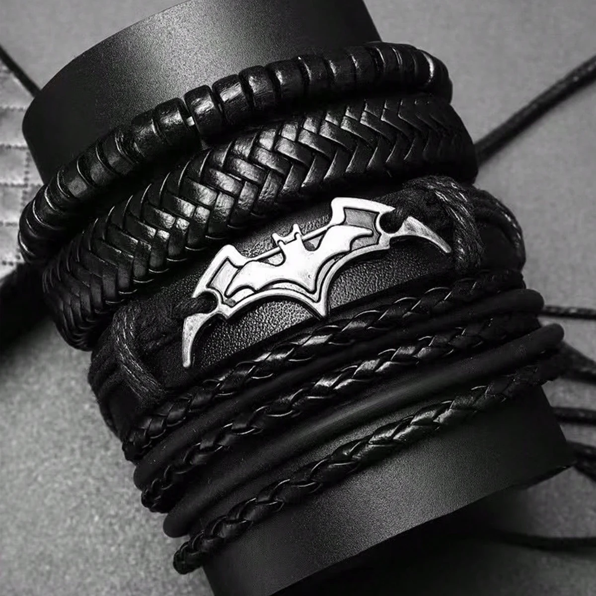 سوار مضفر من جلد البولي يوريثان على الموضة للرجال - صناعة يدوية، متعدد الطبقات مع إكسسوارات الخفافيش - اختيار مثالي للأزواج
