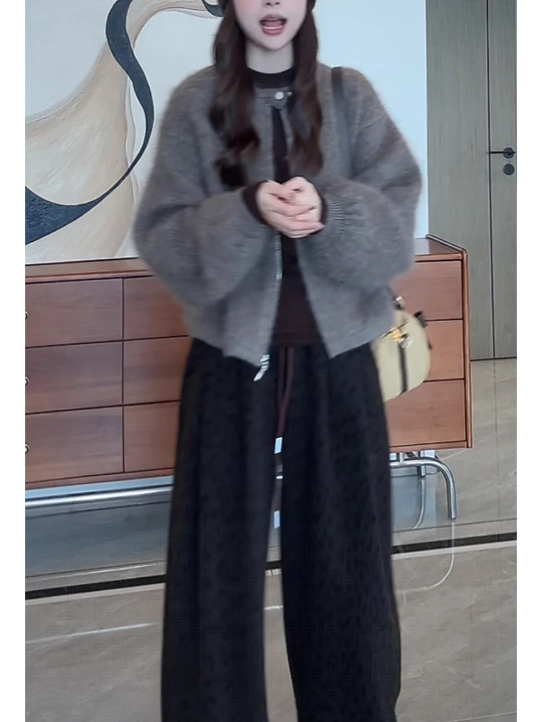 

Зимний теплый утепленный комплект из двух предметов: брюки с леопардовым принтом на молнии с высокой талией и вязаный свитер с круглым вырезом для женщин