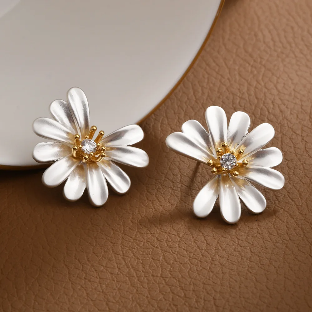 

Fresh, sweet, simple flower earrings small and exquisite little daisy