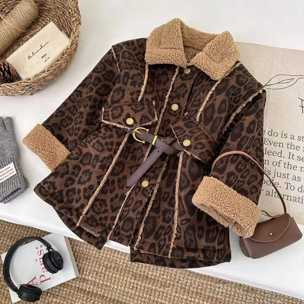 

New girls' Korean Version Jacket For Winter Children's Leopard Print Thickened And Plush Little Girl's Stylish Mid Length Top