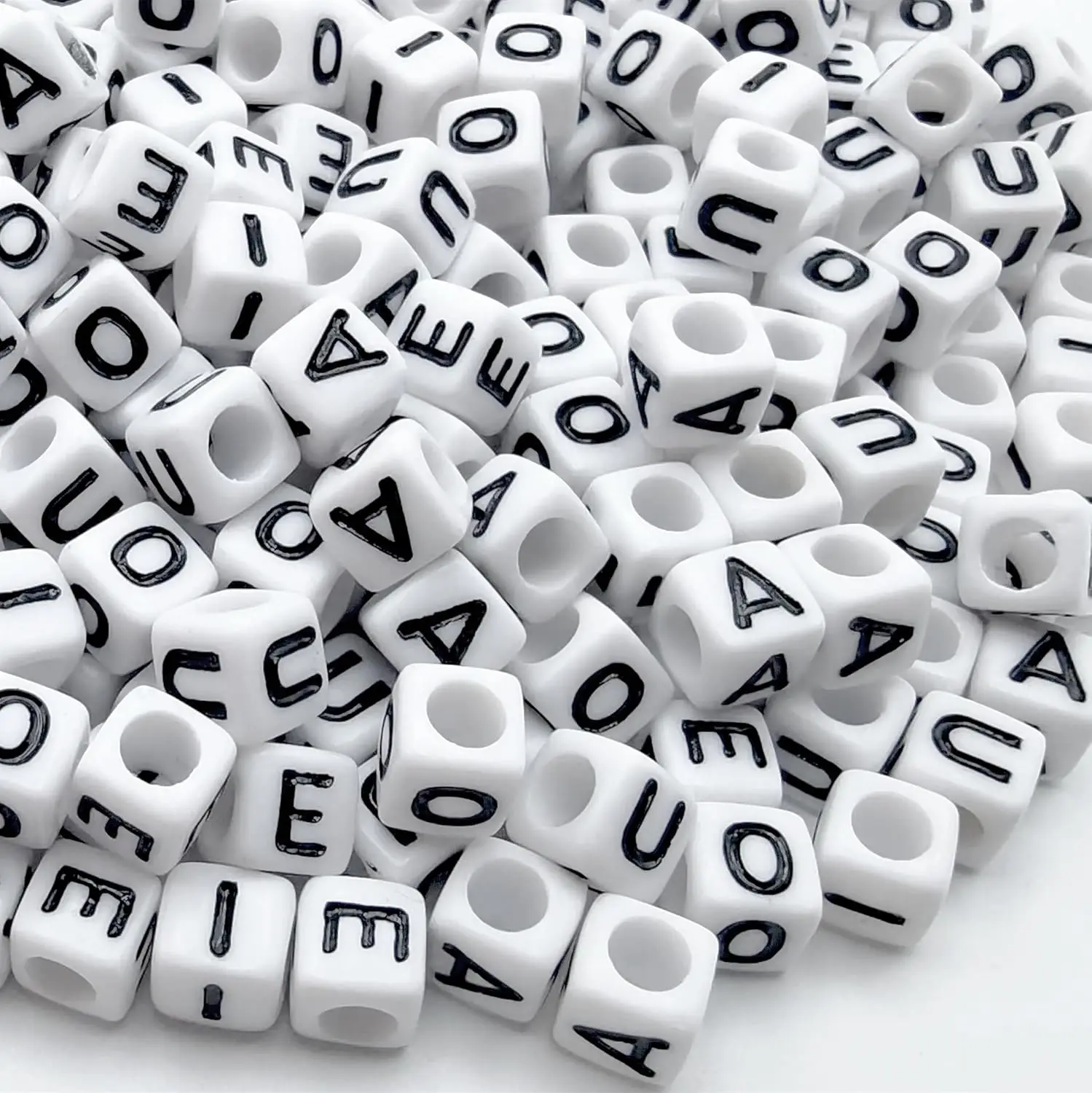 

1600PCS 6x6mm A-Z Letter Beads Acrylic Square Alphabet White Cube Bead for Jewelry Bracelets Making Necklace