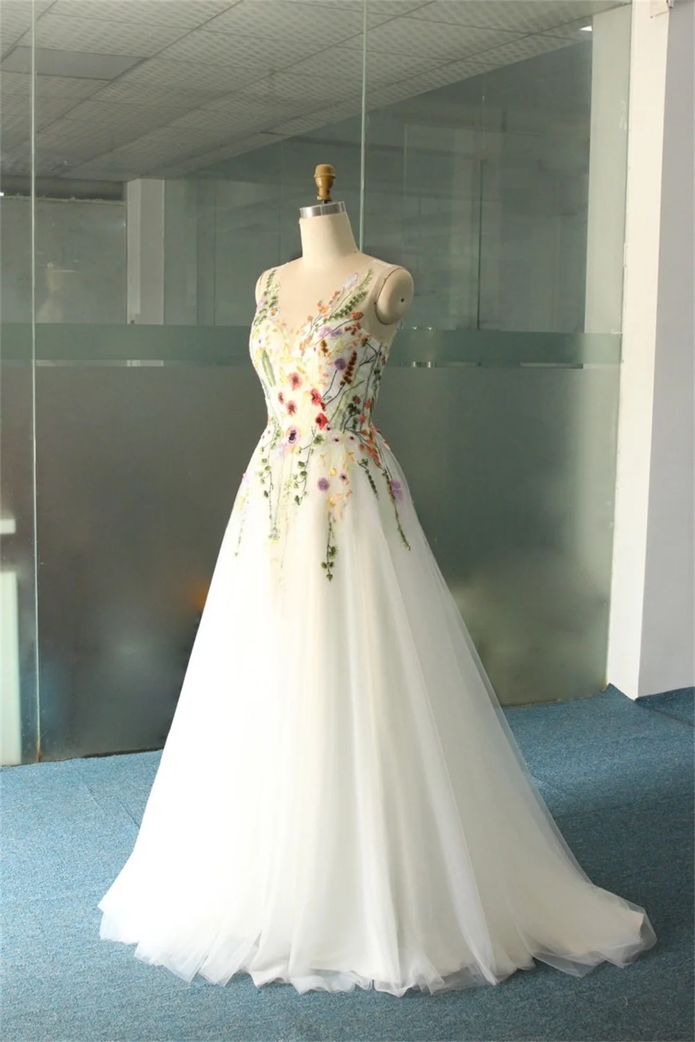 فستان زفاف كيوتو مخصص من الدانتيل الأبيض والتطريز على شكل حرف V على شكل حرف a بدون ظهر فساتين سهرة بطول الأرض 2025