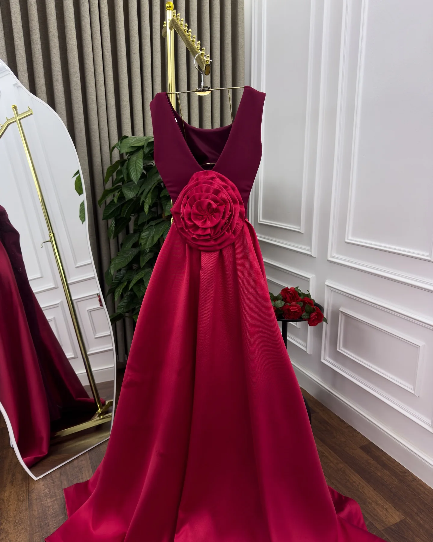 Abito da sera personalizzato Abiti da ballo classici senza maniche con scollo rotondo in raso Abiti da festa semplici e dritti fatti a mano con pannello floreale