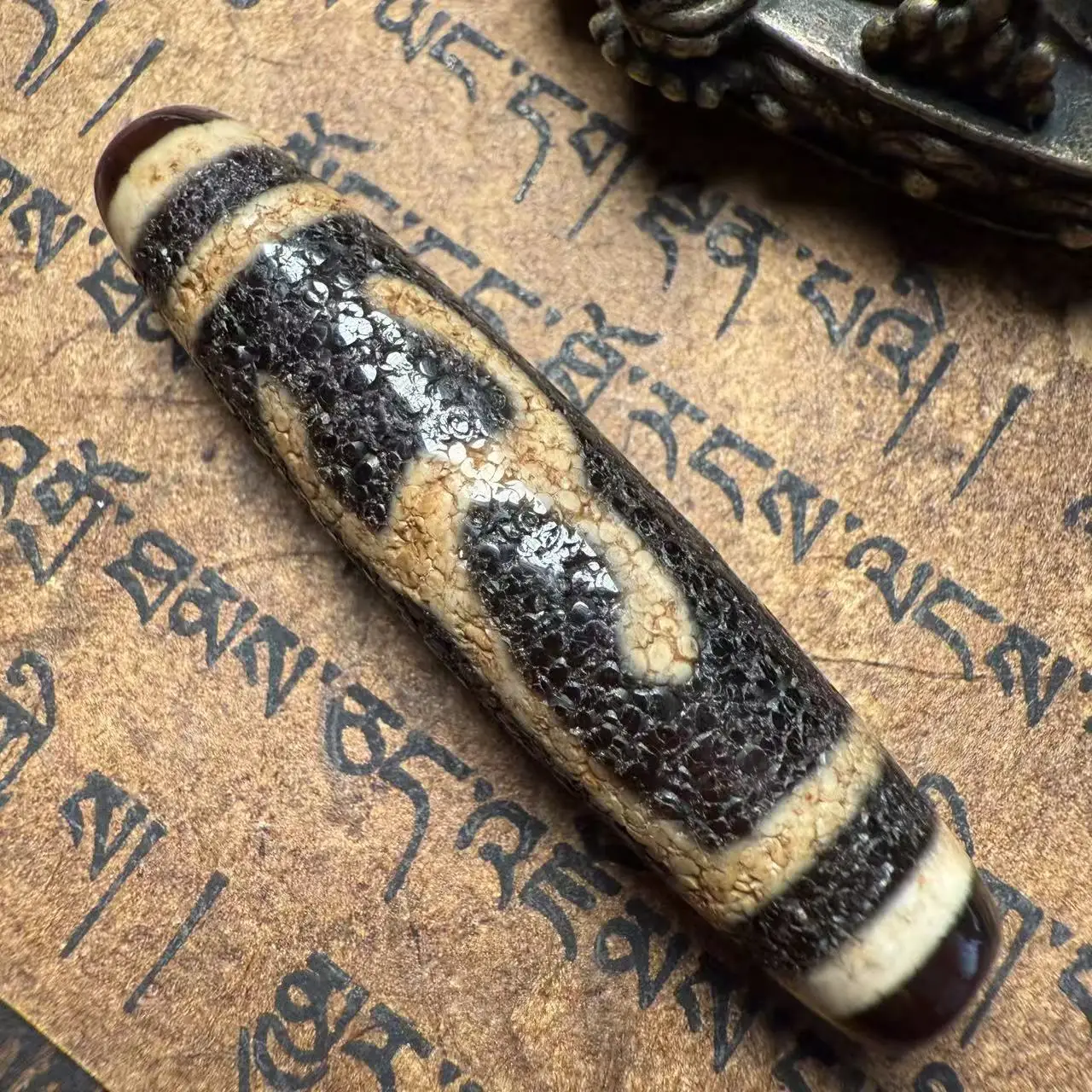 ancient beads West Asia  old gas-coated pulp pure hand-carved Green Tara pattern dzi pendant 57.4x13.4mm