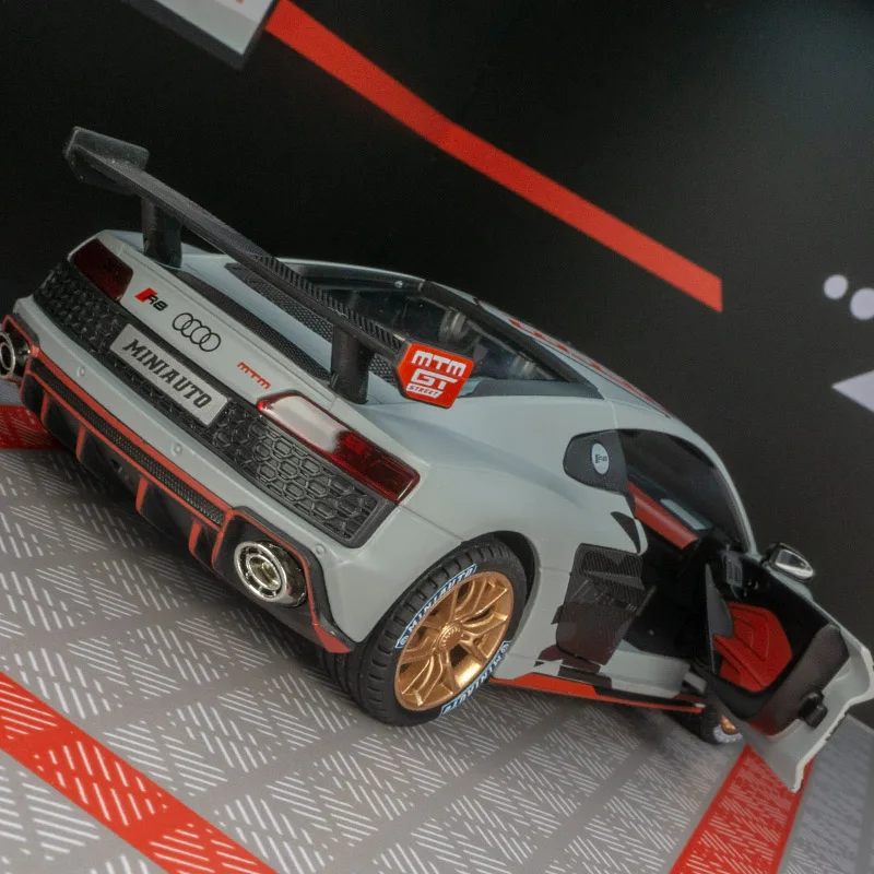 

1:24 R8 трековая версия гоночного легкосплавного автомобиля, модель игрушечной двери с обеих сторон, которые и передняя крышка и двери багажника также можно открыть