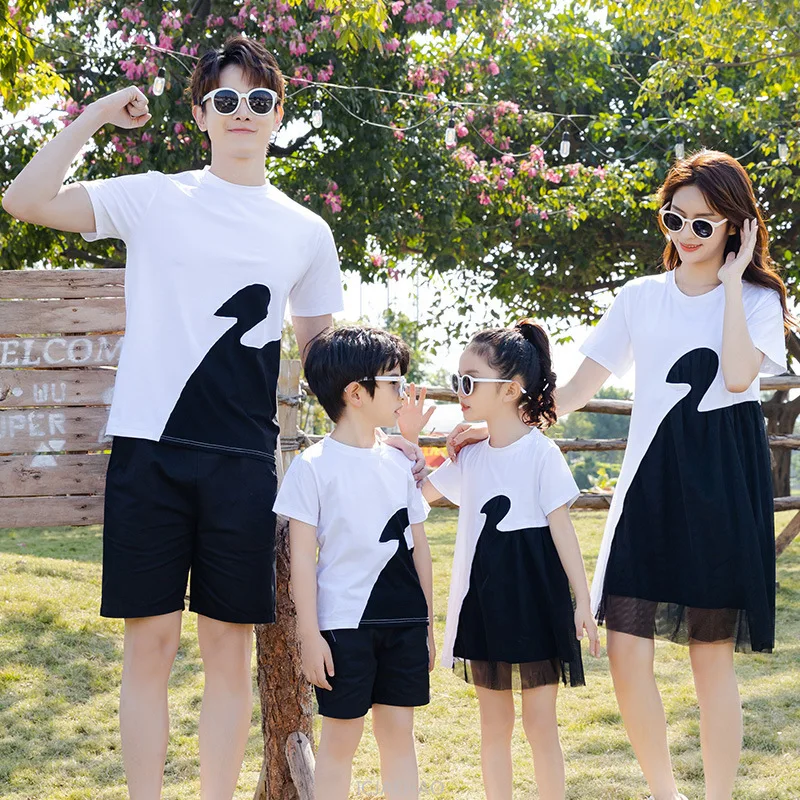 

Korean Style Family Matching Outfits Mom Daughter Summer Dresses Father Son Casual Tshirt Set Fashion Twin Mother Kids Clothes