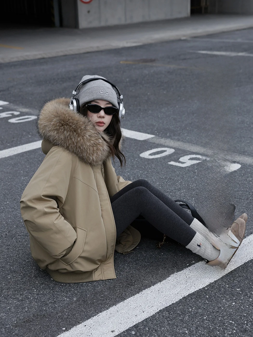 

Парка Ibell Zhang BaoFei, белая, с наполнителем из пуха, теплая, ветрозащитная, с меховым воротником, длинными рукавами, на молнии, с геометрическим узором, женская