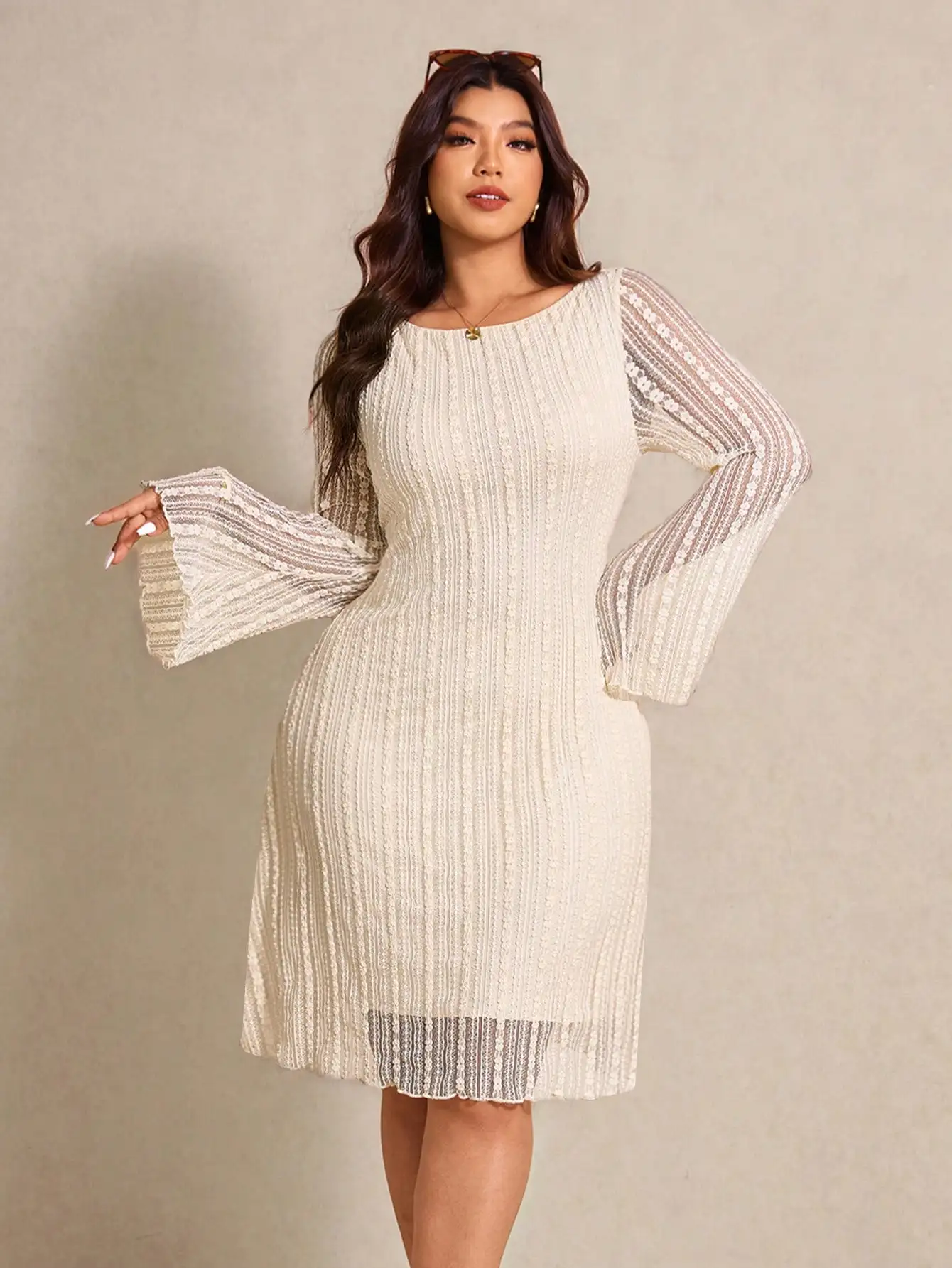 

Элегантное минималистичное платье большого размера из текстурированного трикотажа кремового цвета с расклешенными рукавами и круглым вырезом