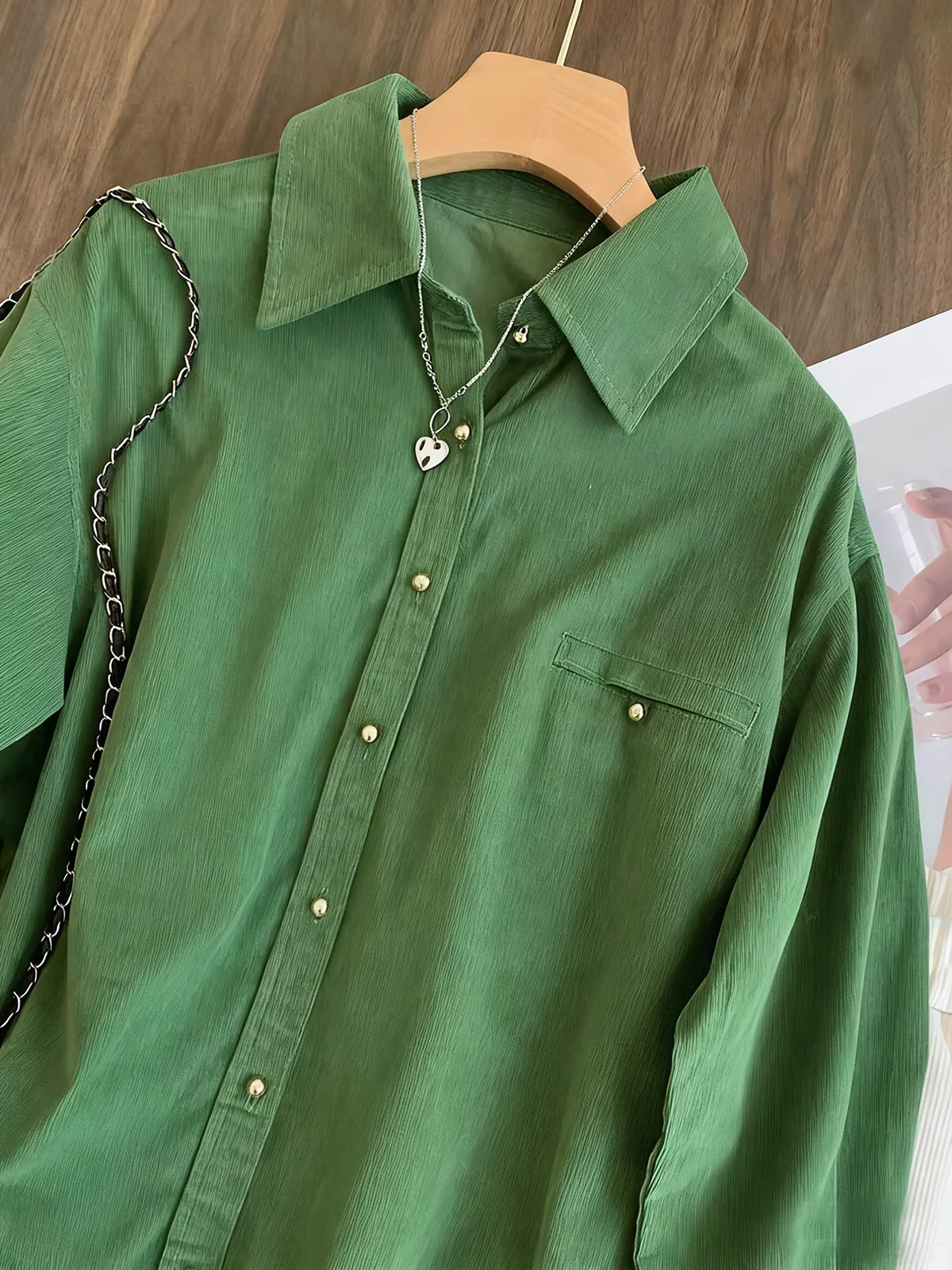 Camisas de pana verde, chaqueta para mujer, Otoño Invierno, nueva blusa de manga larga con cuello vuelto, ropa sencilla de un solo pecho, Top