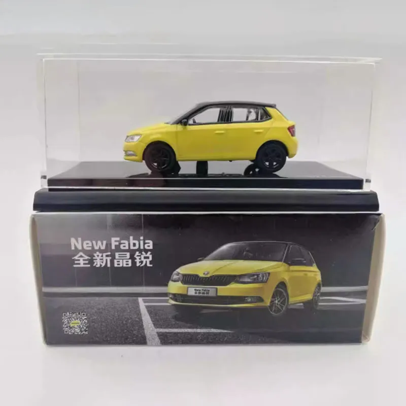 

Diecast Alloy 1/64 Skoda New Fabia 30th Anniversary Edition Set Gift Box Yellow Car Model Adult Souvenir Gift Static Display