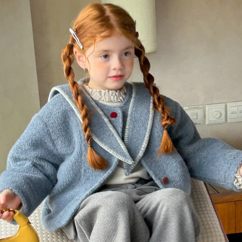 Casaco para Meninas 2025 Outono e Inverno Nova Roupas Infantis Estilo Coreano Design Simples com Xale Casaco de Lã