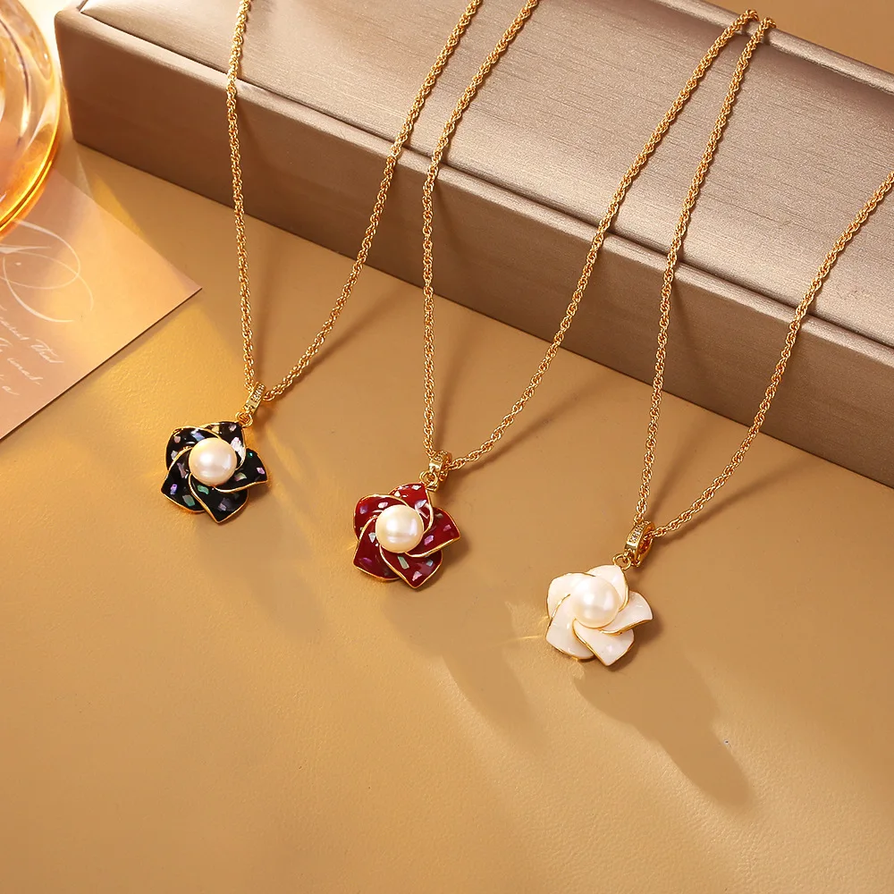 

High-end three-dimensional simple natural freshwater pearl flower necklace light luxury crushed shell clavicle chain