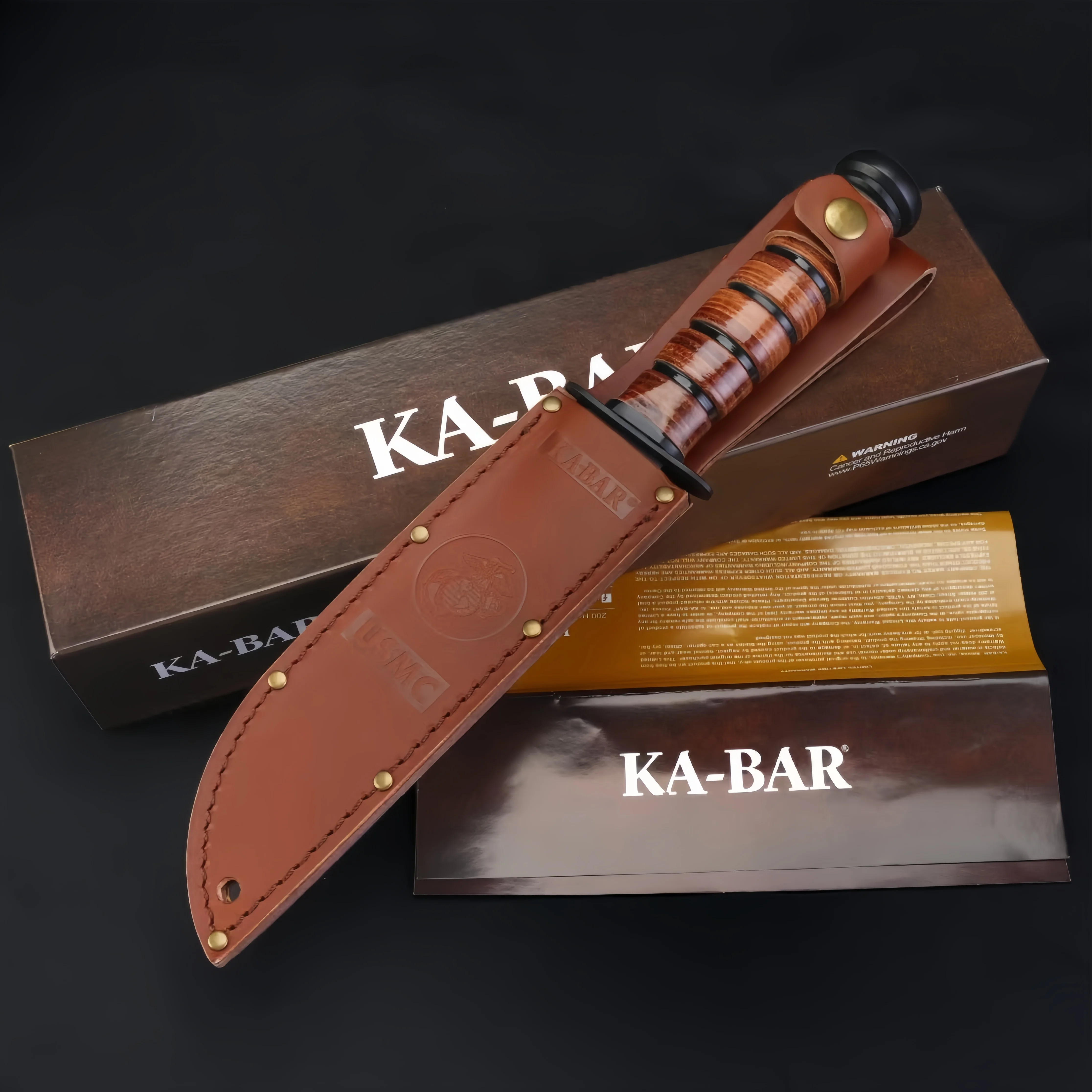 La sabre recto táctico KA-1217 es un cuchillo de caza equipado con sellos y una herramienta de emergencia para acampar en la naturaleza.