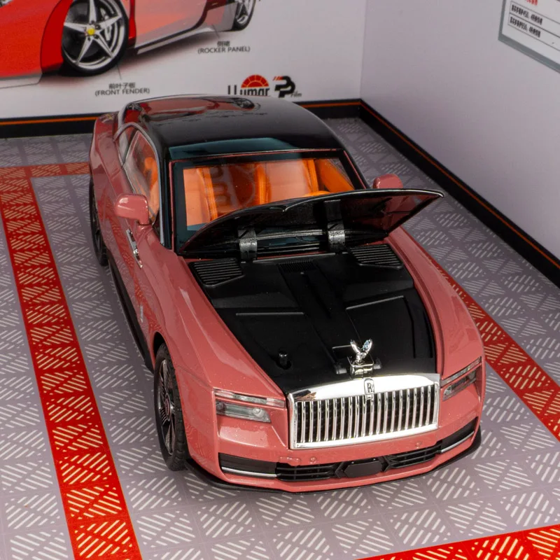 

Модель автомобиля из сплава Rolls-Royce 1:24 двери с обеих сторон, которые можно открыть, а также можно открыть передний капот и дверь багажника.