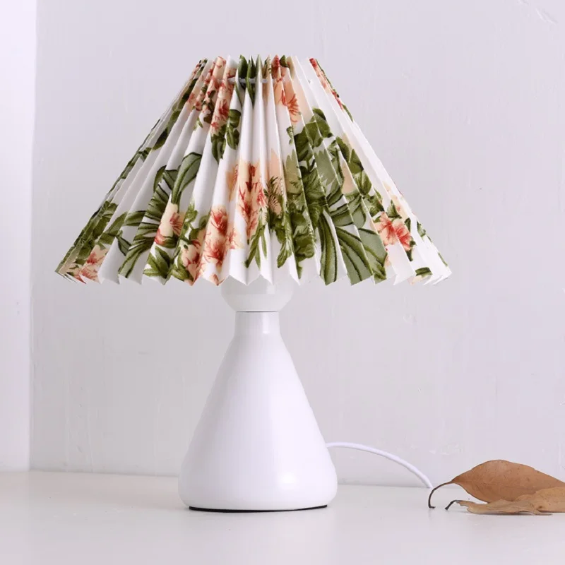 Lampada da tavolo moderna e creativa in tessuto nuovo, colore paralume, piccola lampada da tavolo, studio, camera da letto, soggiorno, ufficio, lampada da scrivania in ferro