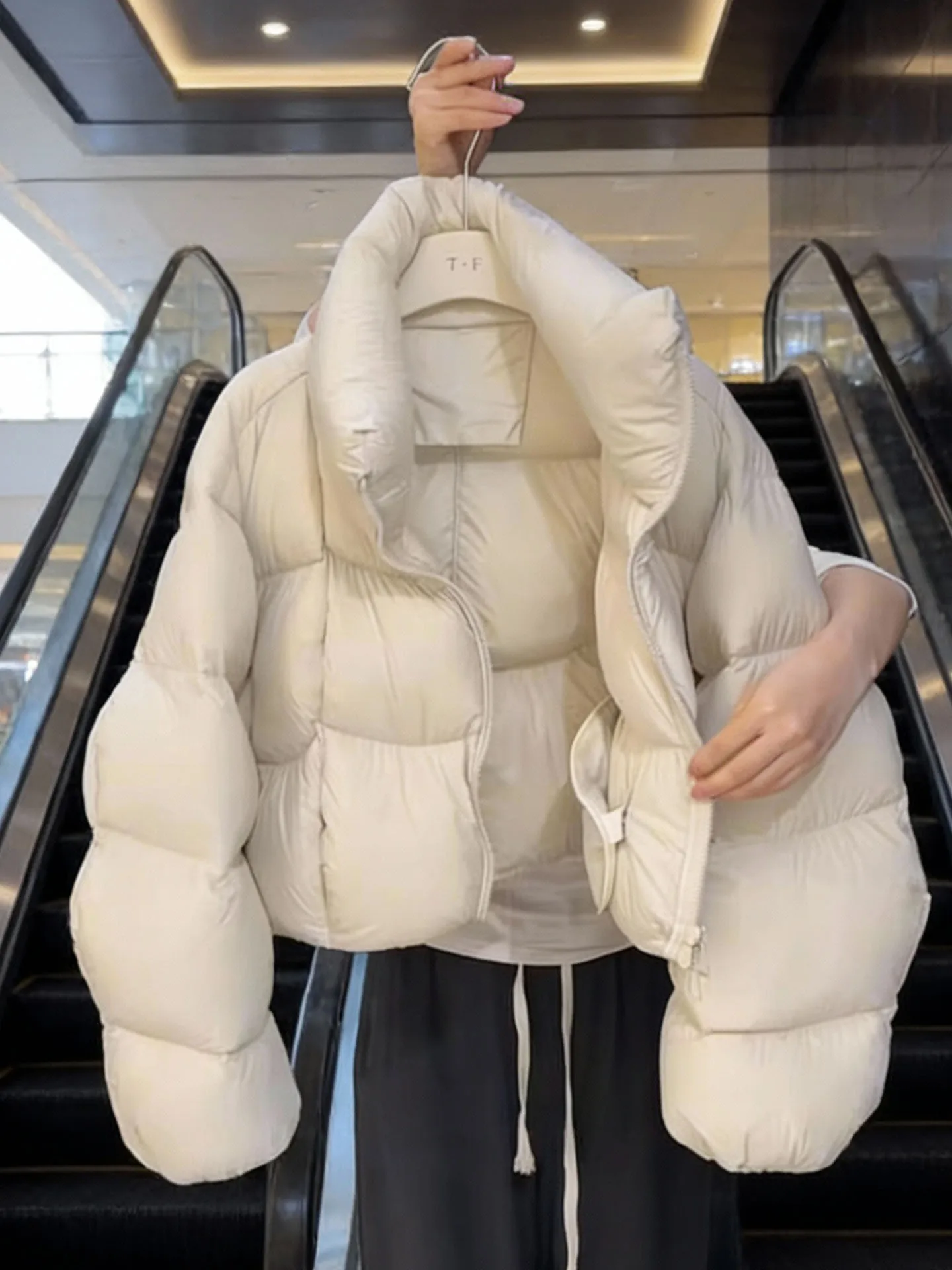 

Женская короткая куртка-пуховик из искусственного меха, белая, новая коллекция 2025 года, зимняя, утепленная, в корейском стиле, с высокой талией