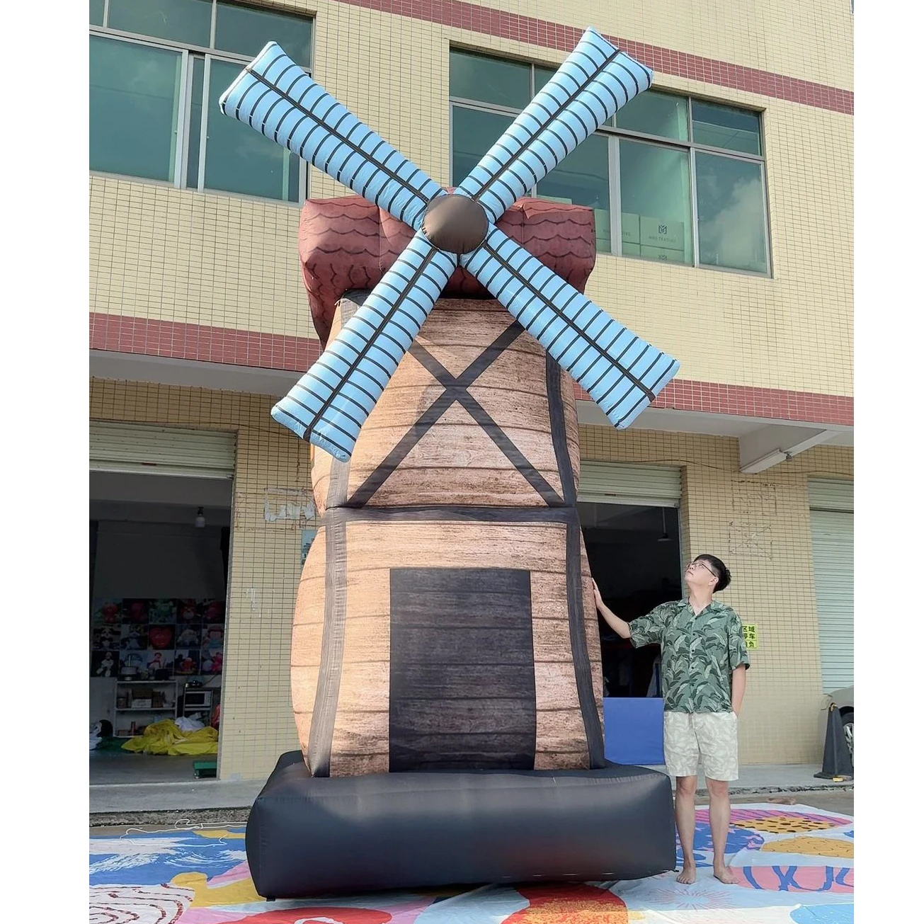 3,5-metrowy gigantyczny dmuchany wiatrak, dom, realistyczny domek, scena do zabawy, dekoracja, montaż, na zewnątrz, na imprezy, reklama