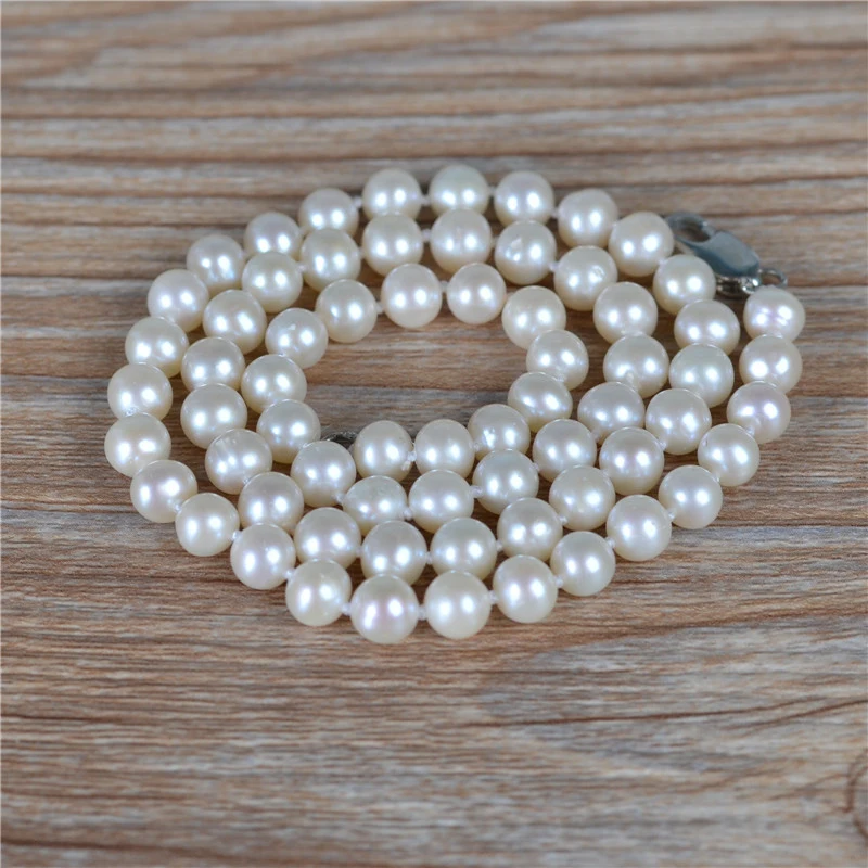 

9-10mm round, high-gloss, knotted, cultured pearl necklace mom