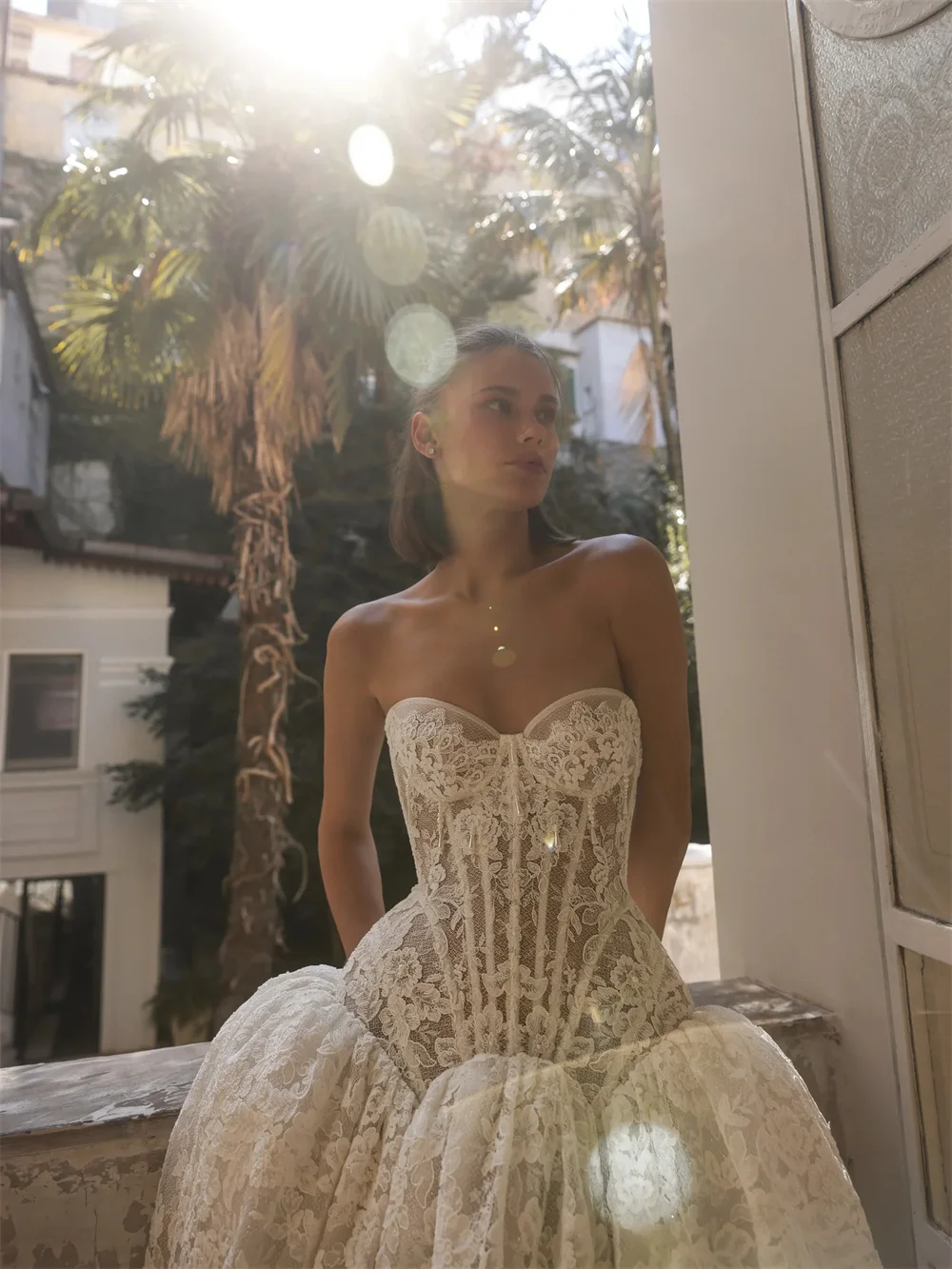 東京カスタムメイドのエレガントなAラインウェディングドレス、ストラップレス、ノースリーブ、バックジップ、ブライダルガウン2025、ホワイトコートトレインウェディングガウン