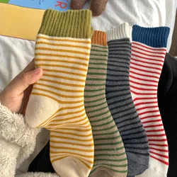 Kadın Sonbahar Kış Çorap Kalınlaşmış Sıcak Yün Çorap Nervürlü Çizgili Kazık Çorap Moda Çorap Düz Renk Basit Dikey Şerit