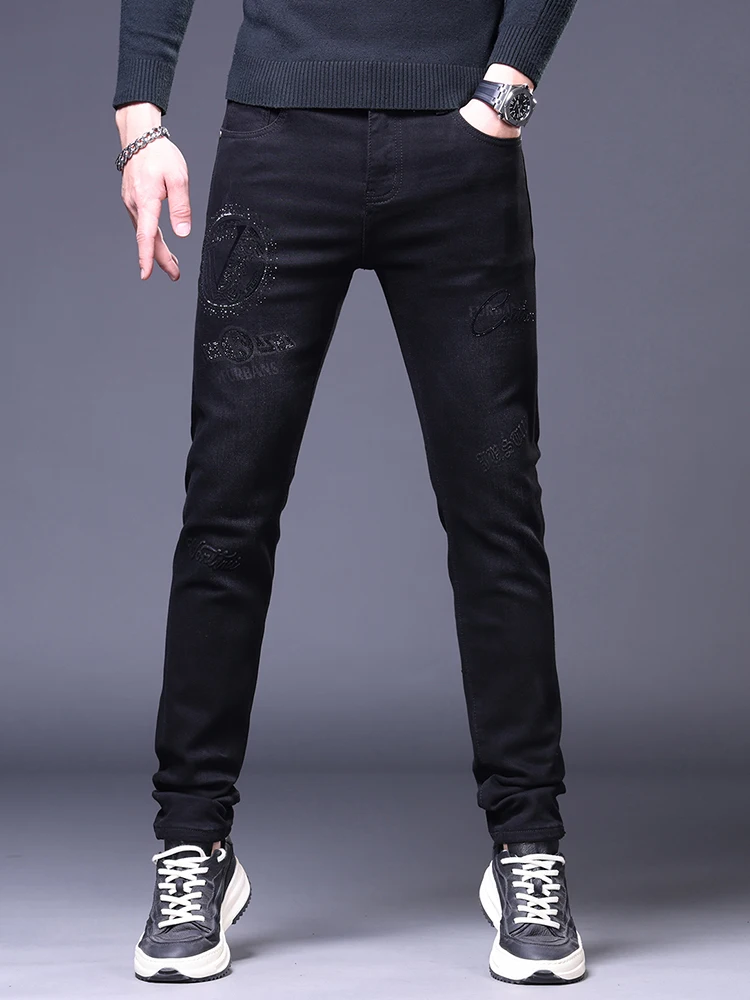 

Высококачественные джинсы из денима с вышивкой, мужские зимние новые облегающие повседневные тонкие брюки из флиса, модные молодежные брюки из смесового хлопка