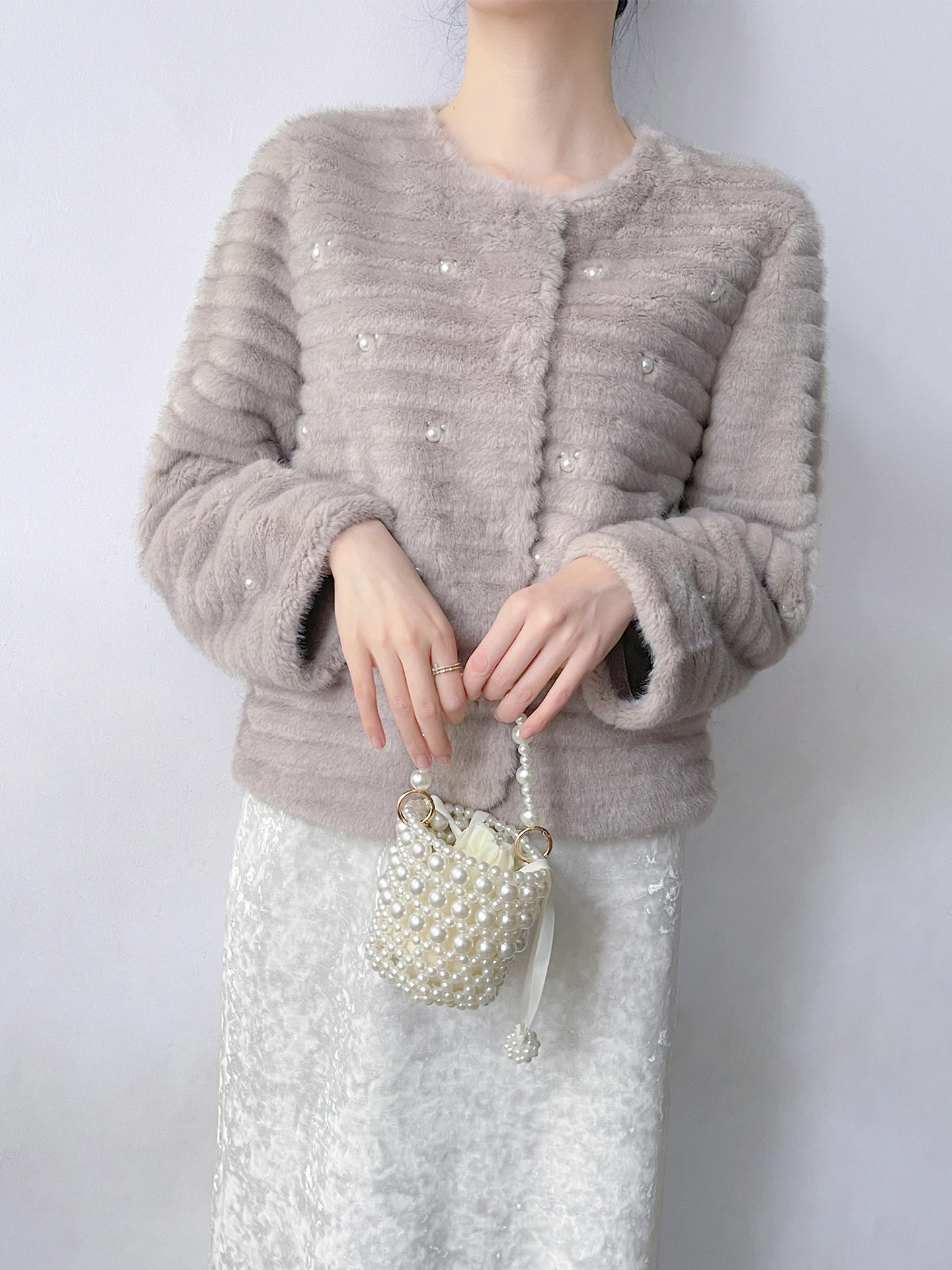 

Korean Luxury Pearl Decorated ort Fur Jaet Women's Winter Warm Plu Coat Straight Tube ape Long Sve round Ne Top