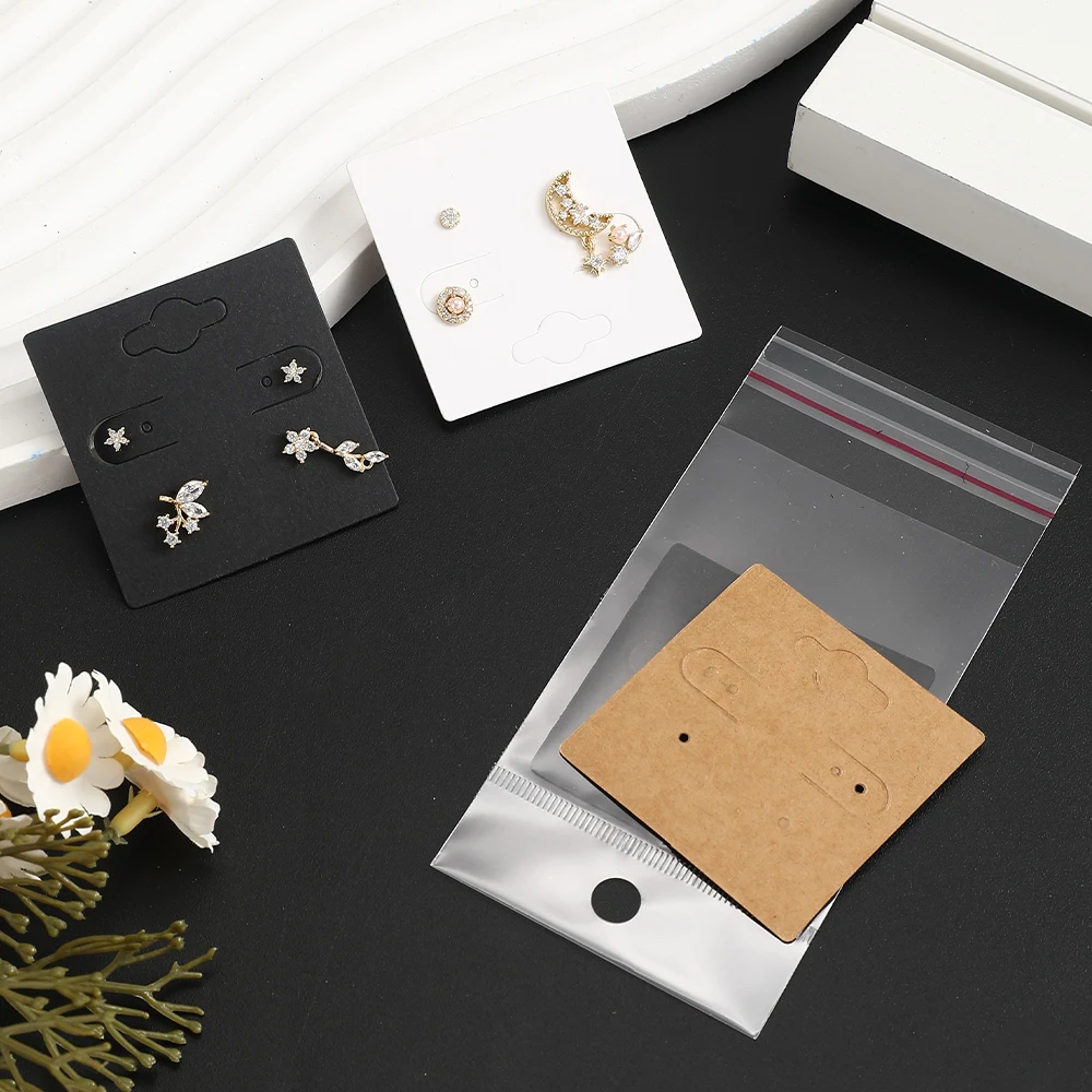 100 Stück Quadratische Ohrring-Displaykarten und Ziplock-Beutel-Set, bestehend aus 50 Papierkarten und 50 transparenten OPP-Beuteln für die Schmuck- und Bastelausstellung. – Detail 3