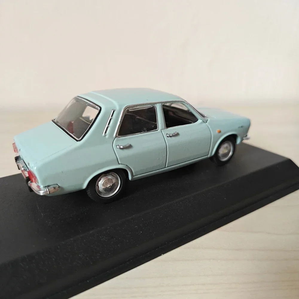 1:43 Scale R 12 Vintage Classic Classic Car Alloy Model Decoration