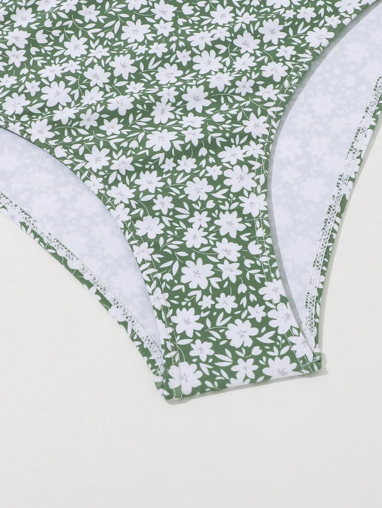 

Комплект бикини с цветочным принтом и пляжной юбкой