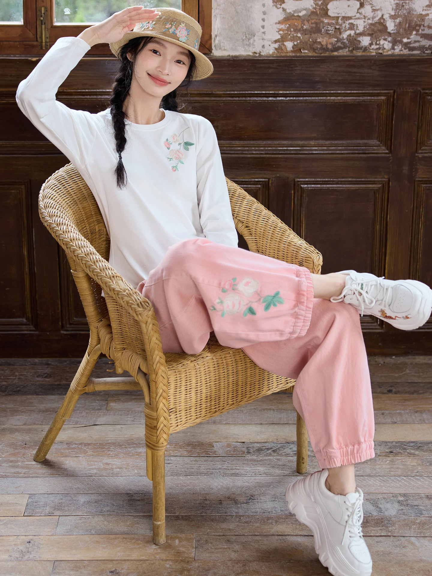 

Джинсы в национальном стиле с вышивкой, винтажные, с эффектом потертости, с узором «Микро-звезды» и розовыми пионами, хлопковые