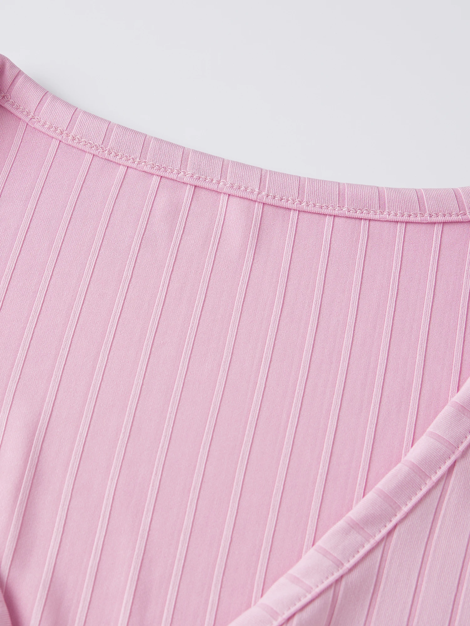 Damen-Pullover aus geripptem Strick mit V-Ausschnitt, Kettendetails und langen Passform – stilvolle Oberteile für Frühling und Herbst