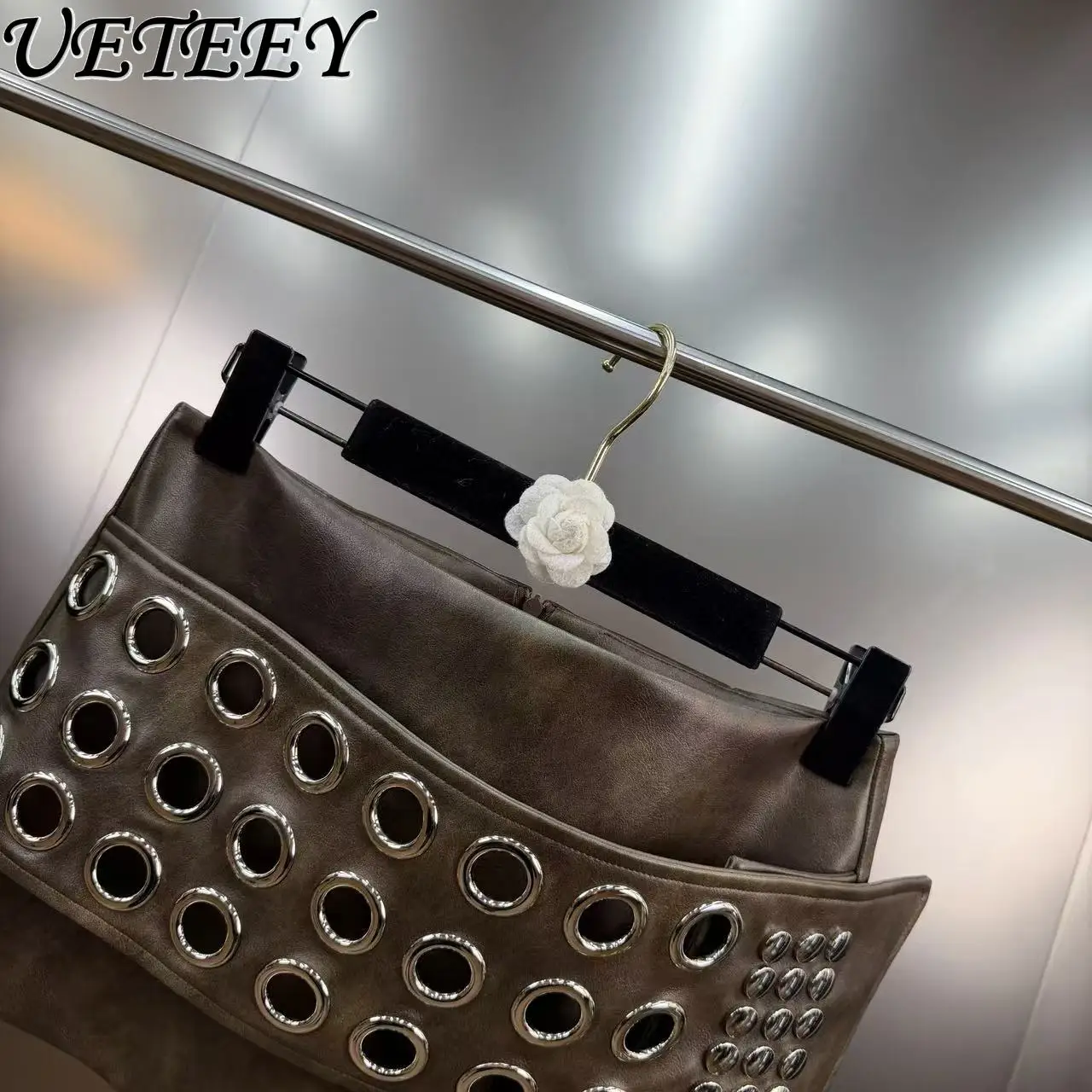 Mini spódniczka z ekoskóry z metalową klamrą, ozdobiona nitami, seksowna, krótka, na wiosnę 2026, z niskim stanem, w stylu hot girl, typu one-step.