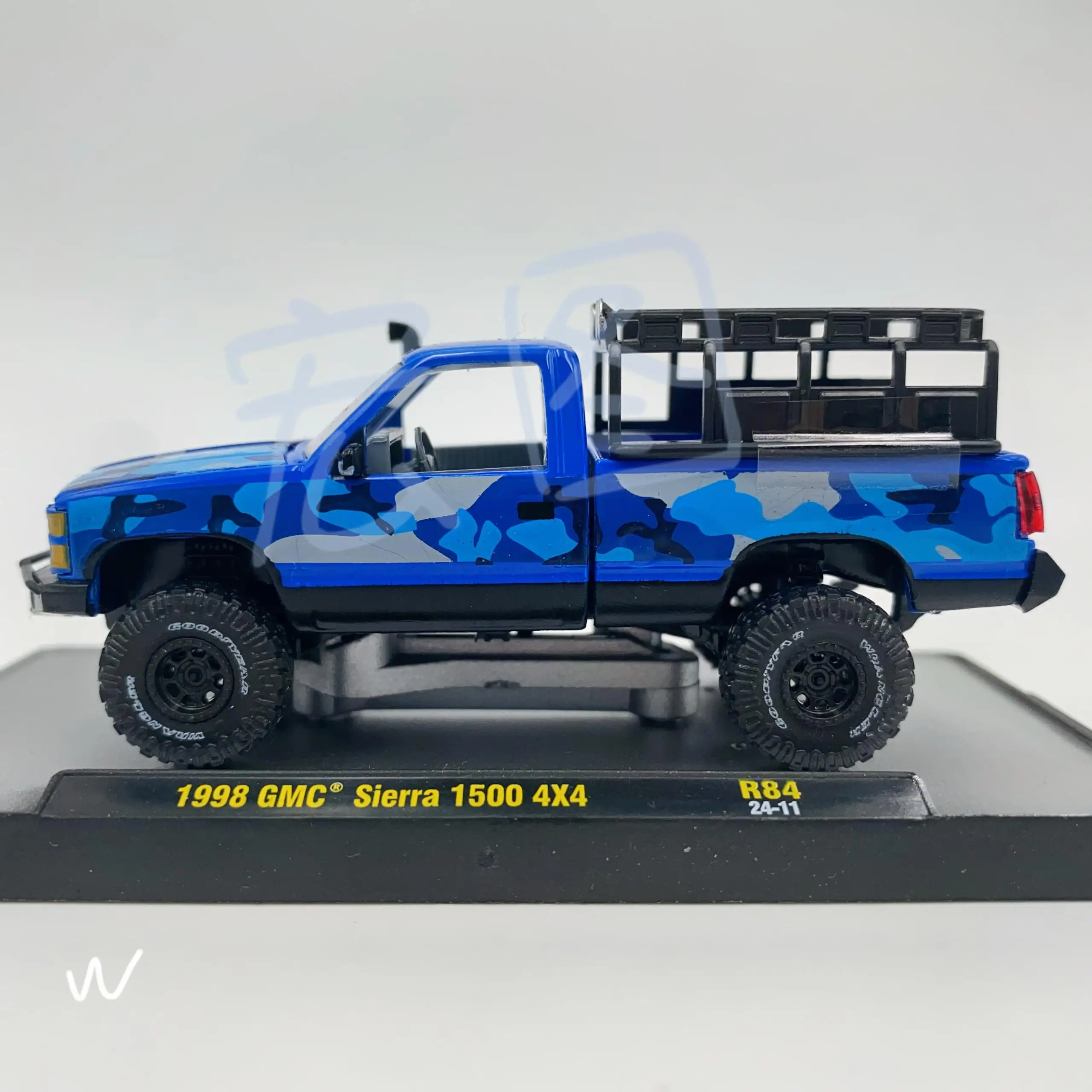 M2 Machines1/64 1998 GMC Sierra 1500 4X4 modelo de carro de brinquedo