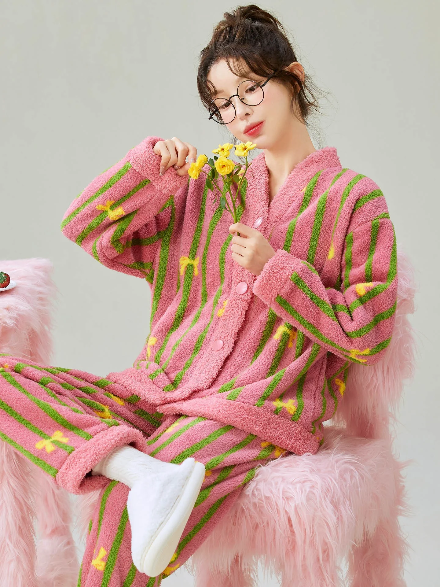 女性の厚みのあるフリースパジャマハーフベルベット暖かいルーズコーラルベルベットホーム服カーディガンスイートセット冬の寝間着