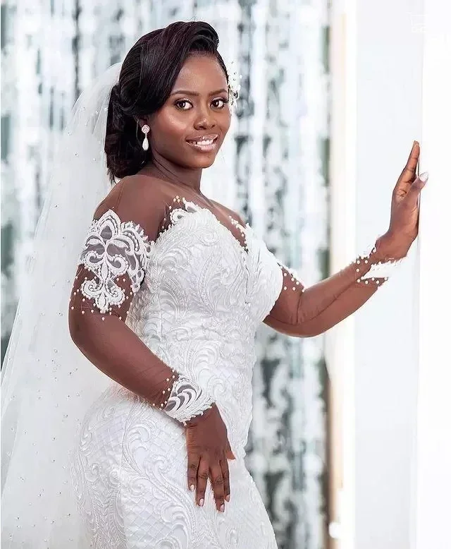 Suknia ślubna w stylu syreny plus size z dekoltem typu jewel, zdobiona koralikami, aplikacjami z koronki, trenem zamiatającym, szyta na miarę (Robe De Mariée)