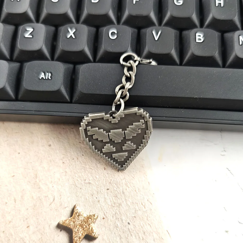 Deltarune Pixel Heart Doppelseitiger Metall-Schlüsselanhänger Retro-Spiel-Anhänger Rucksack-Charm Sammlerstück für Videospiel-Fans Geschenk – Detail 8