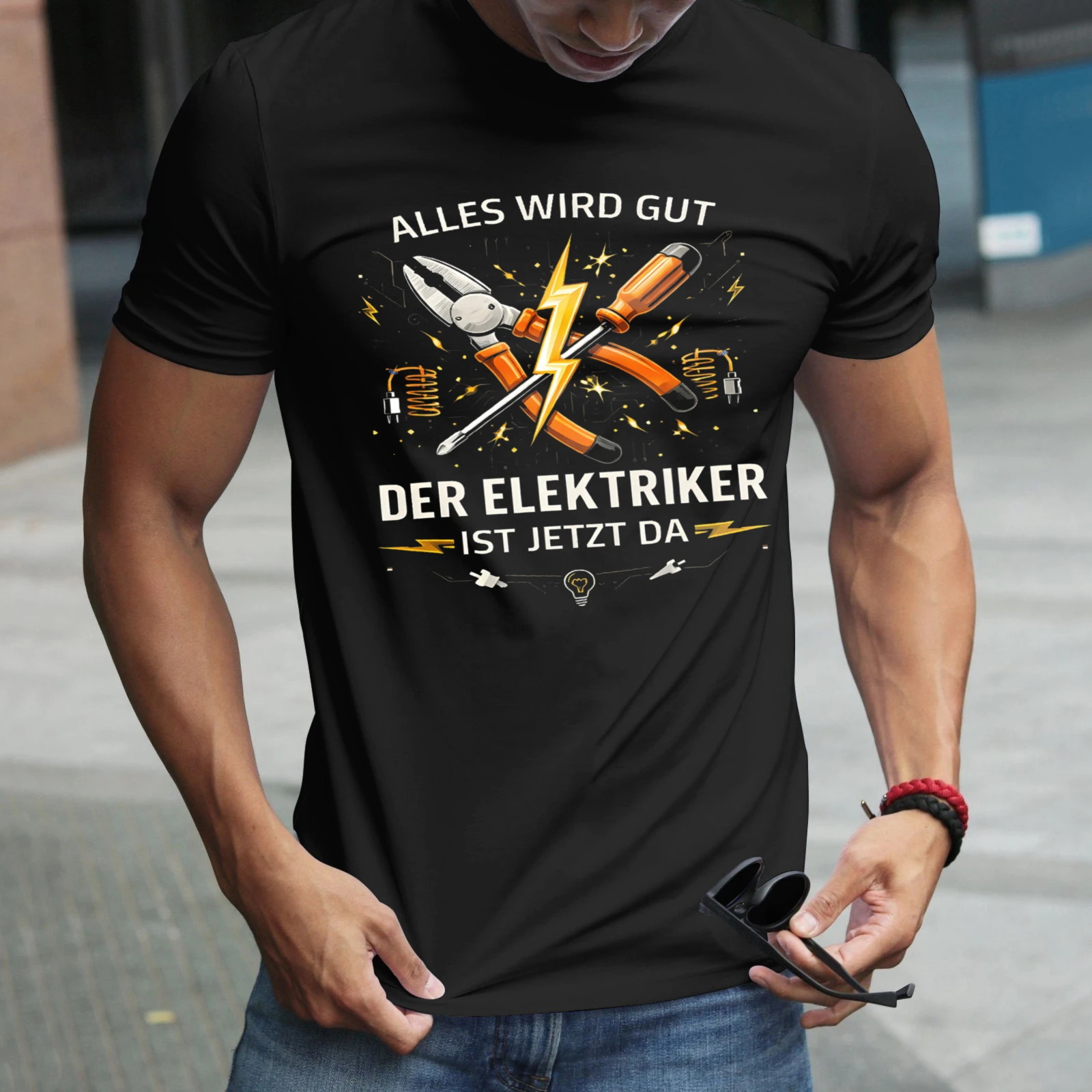 Herren-T-Shirt „Alles wird gut, der Elektriker ist jetzt da“ – Perfekt für Freizeitkleidung, Partys und Karneval-Outfits