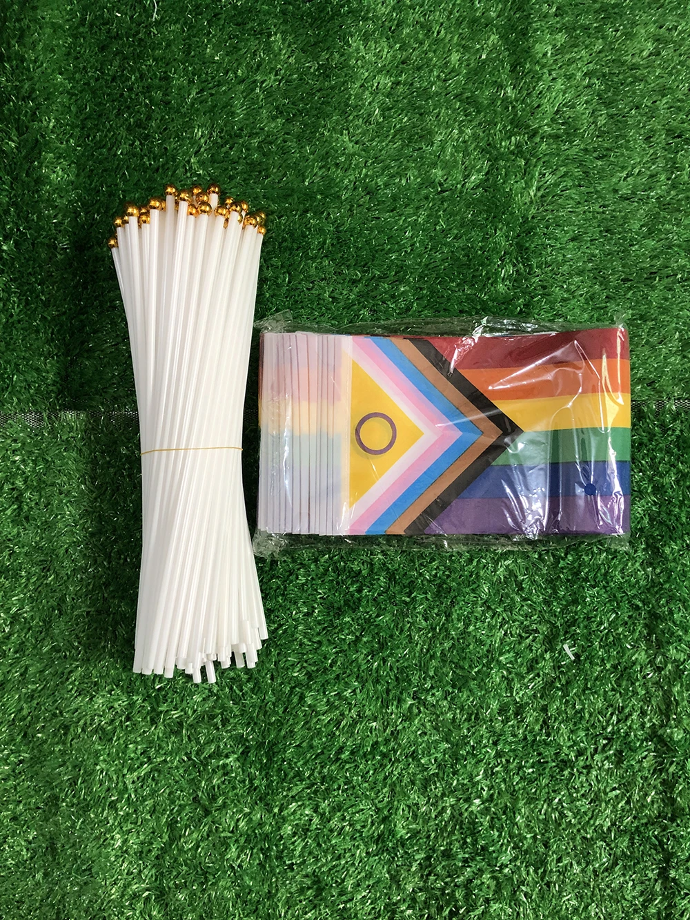 Bandiera LGBT da portare in mano 14x21cm in poliestere, bandiera Progress Pride rinnovata per una migliore rappresentazione delle persone intersexe, bandiere arcobaleno LGBT da portare in mano.