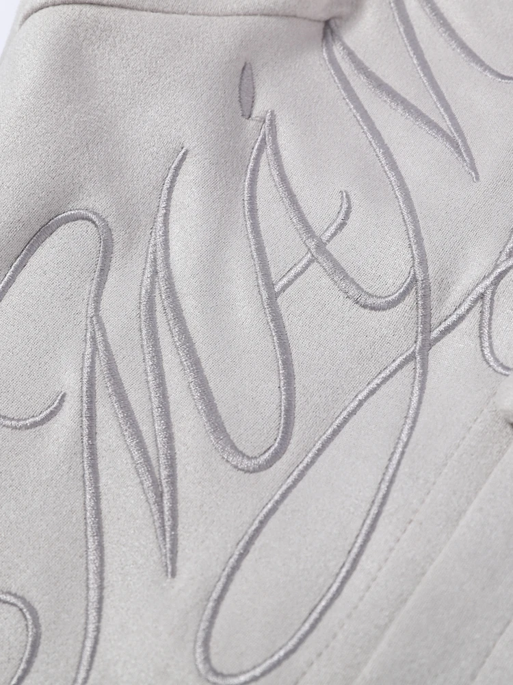 Ausgeschnittenes T-Shirt mit Buchstabenprint für Damen, Streetwear-Stil mit Stehkragen, Einreihig, Tailliertes Oberteil, Frühlings-Neuheit für Club und Party – Detail 9