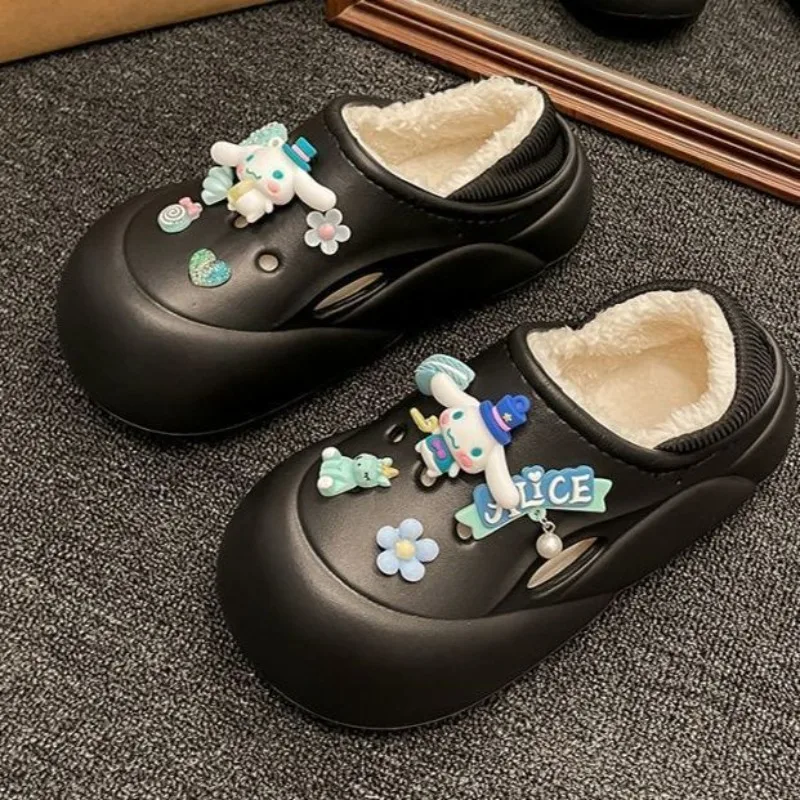 การ์ตูน Sanrio Cinnamoroll ผู้หญิงน่ารักฤดูหนาวใหม่บ้านในร่ม Plus กํามะหยี่อบอุ่นลื่นสวมใส่กระเป๋าส้นรองเท้าแตะผ้าฝ้าย