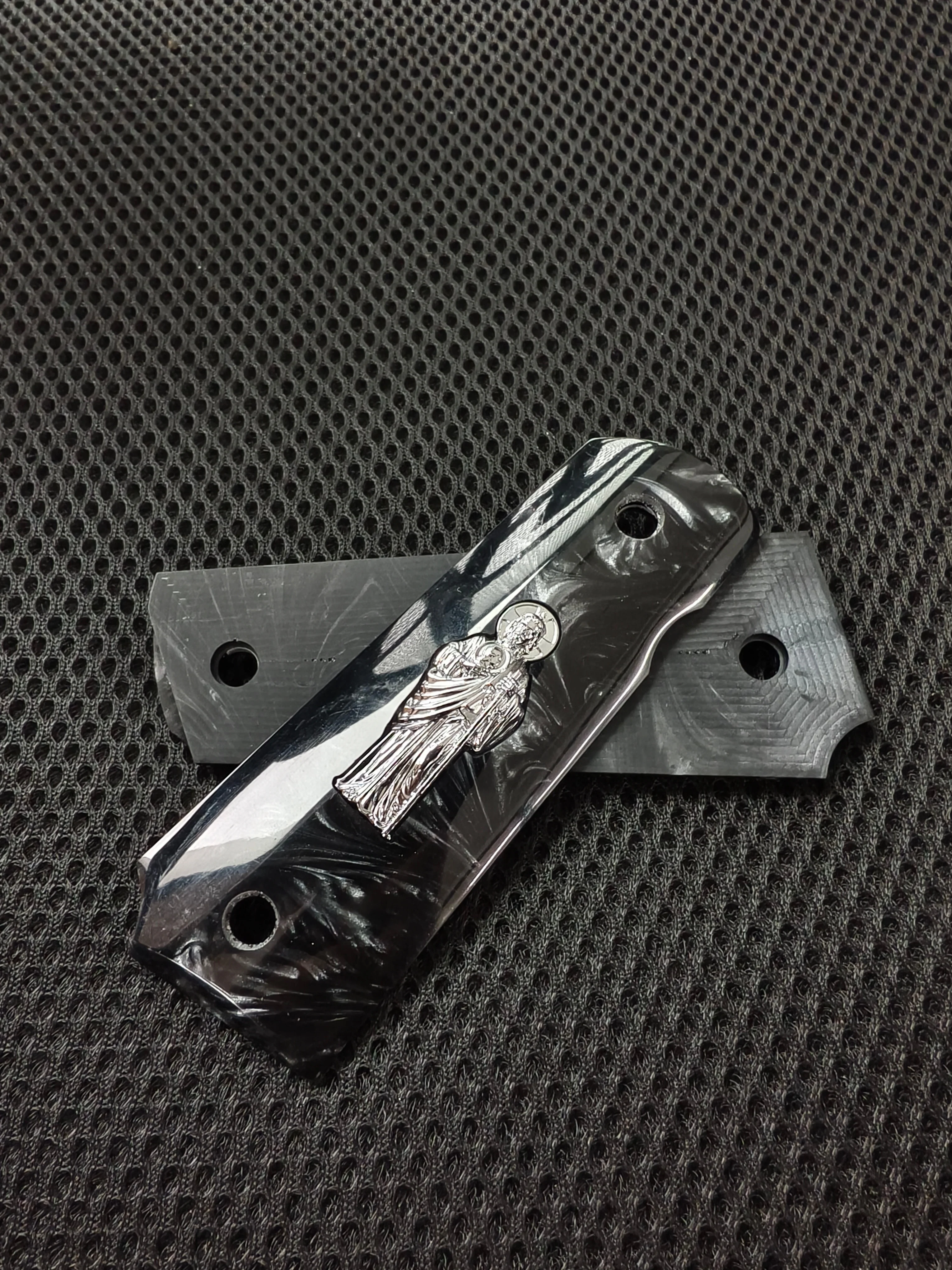 1911 Grips Full Size, Zwarte parelmoer met zilveren Saint Jude, Geschikt voor Colt, Kimber, Springfield, Remington, Rock Island, Government Commander